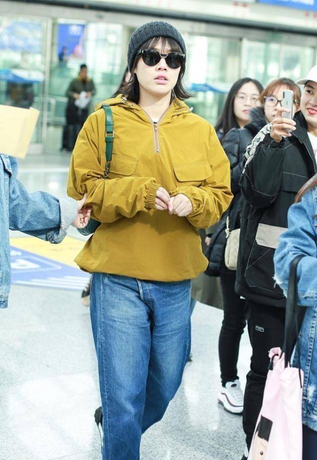 设计 马思纯和妈妈同框挺乖巧,牛仔风衣配阔腿裤,微胖身材都被遮住