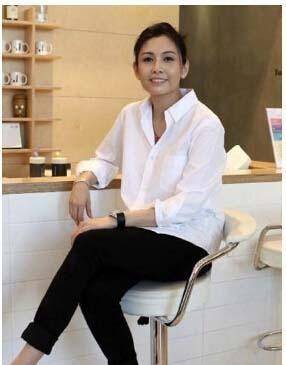 黑色 邱淑贞不愧是“原装”美女，如今52岁举手投足间仍散发女神气息