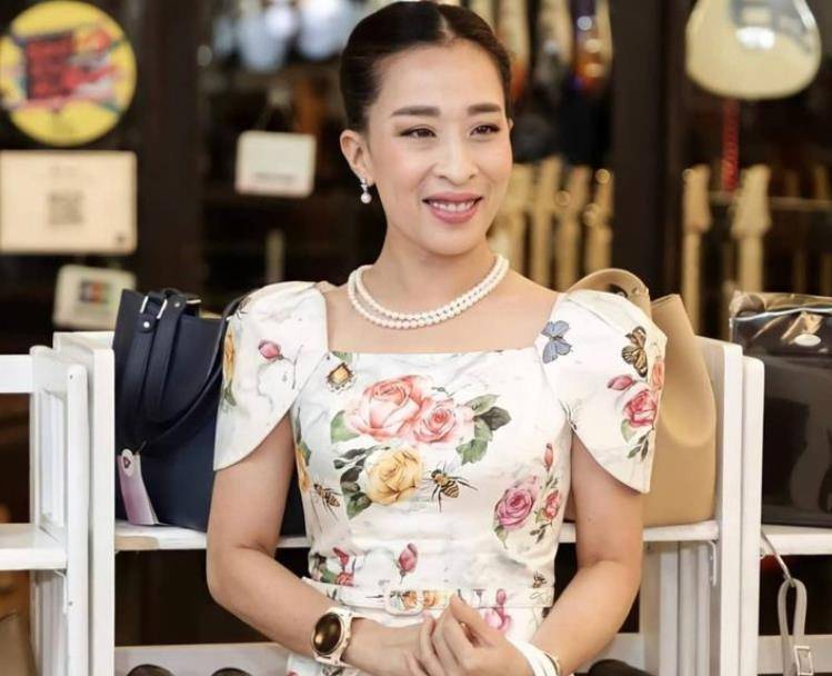 原创育坤家族终于表态,鼓励43岁帕公主夺嫡,原配母女霸屏皇家海报