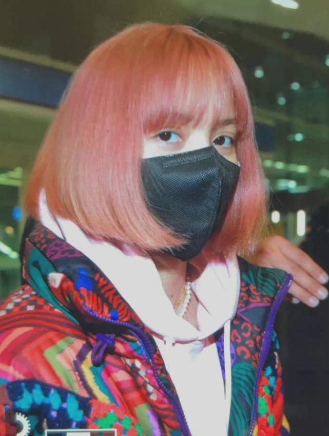 网友Lisa粉发素颜照曝光，彩色羽绒服轻松驾驭，生图颜值也好能打