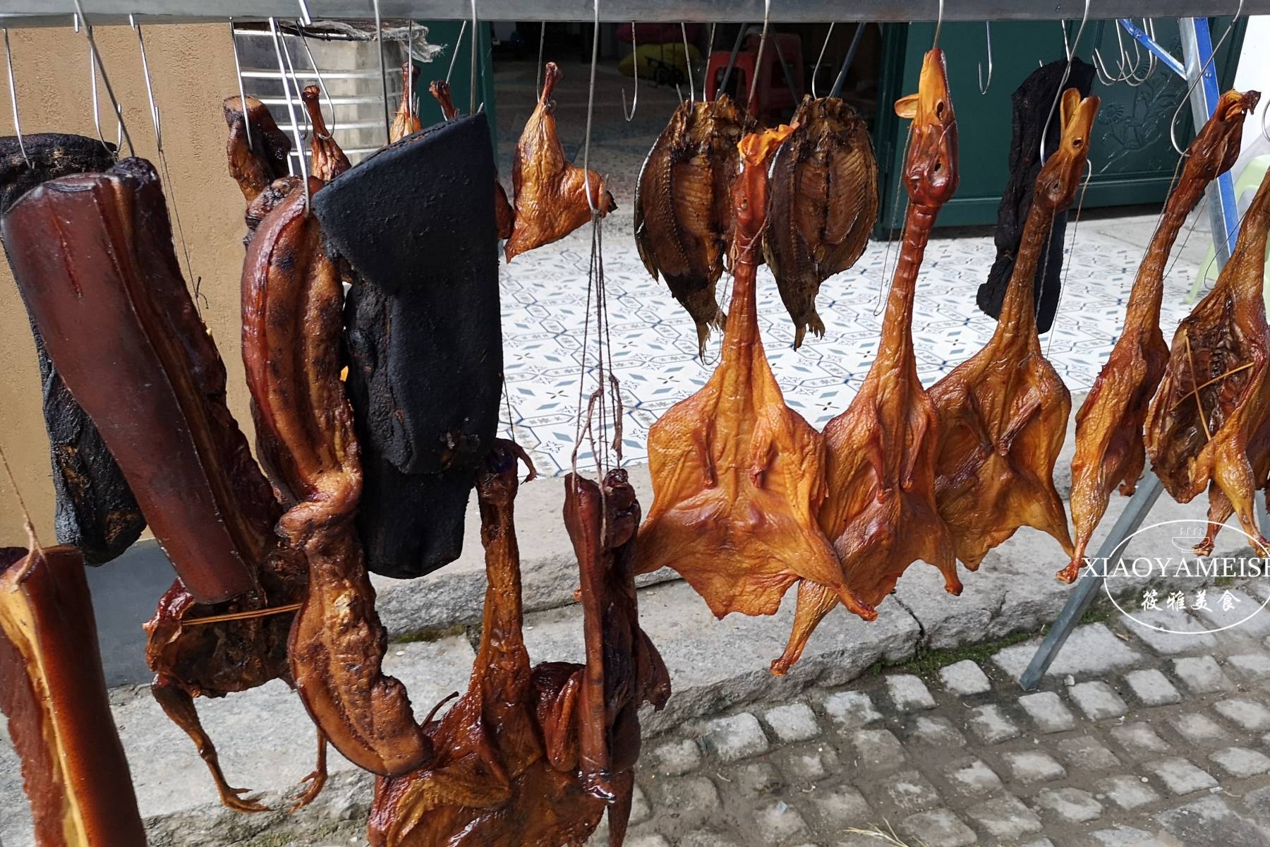 长沙宁乡有一条古镇小街，专卖腊鲢鱼，不论斤称，每条一概12元