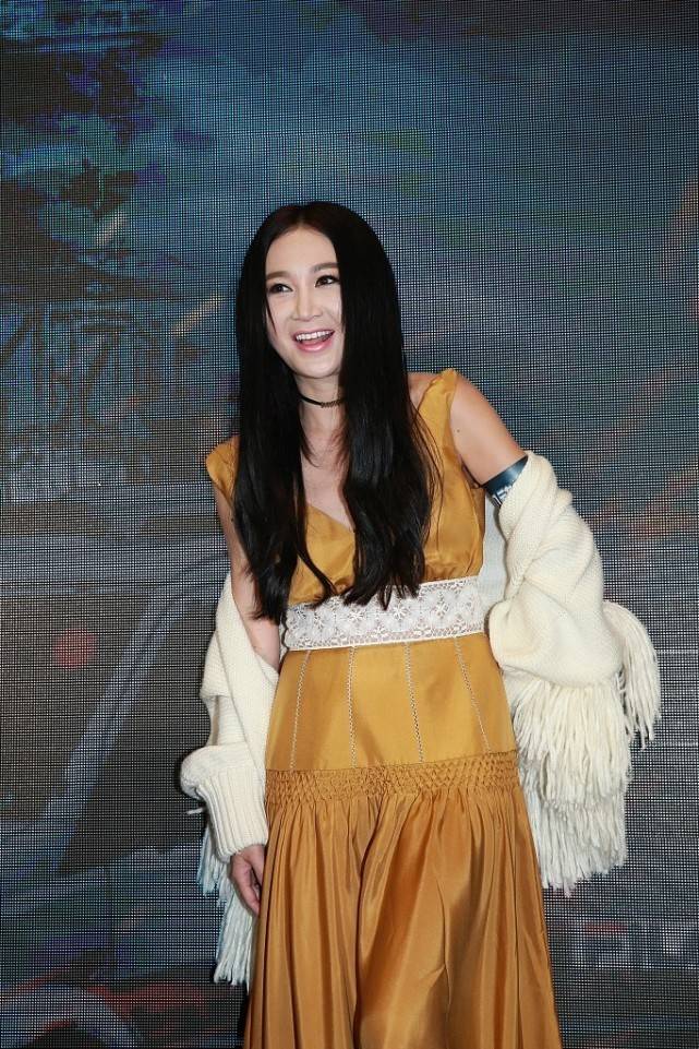 灯芯绒 大冷天温碧霞穿衣也不规矩，羊羔毛穿成露肩效果，露出背心挺娇嫩