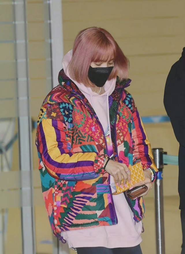 网友Lisa粉发素颜照曝光，彩色羽绒服轻松驾驭，生图颜值也好能打