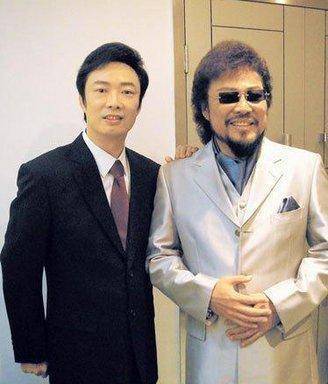 歌坛|被称为明星段子手，费玉清在歌坛40年，64岁封麦退隐