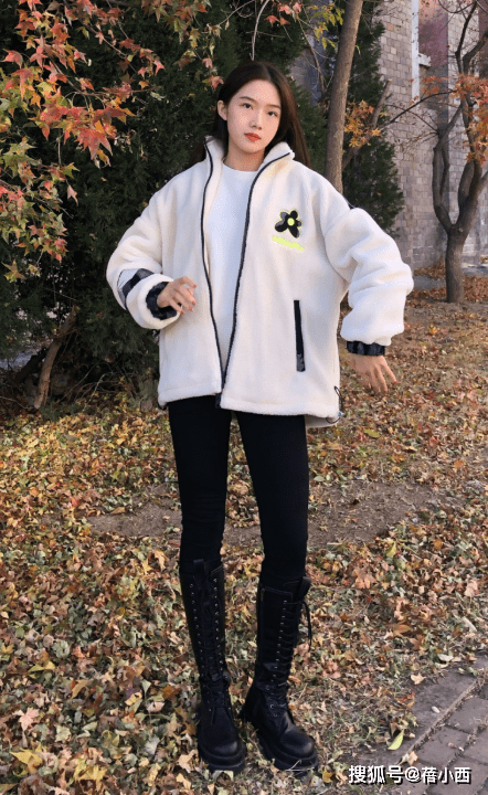 长筒靴 冬天还是穿“小黑裤”最显瘦,配这些上衣与鞋子,时髦感信手拈来