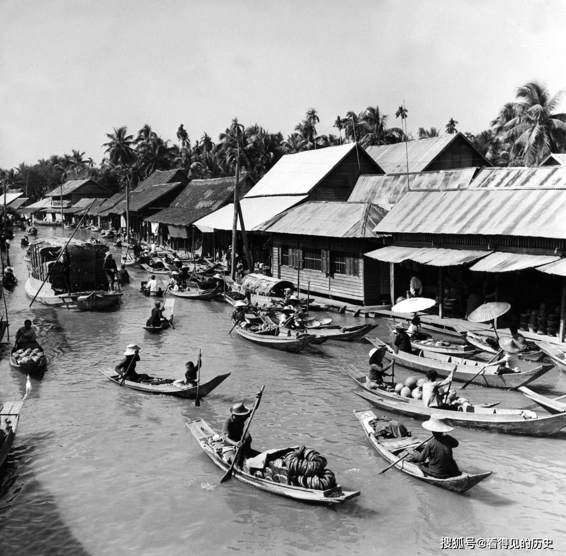 老照片 50年代泰国曼谷的水上人家 形成了独特的景观