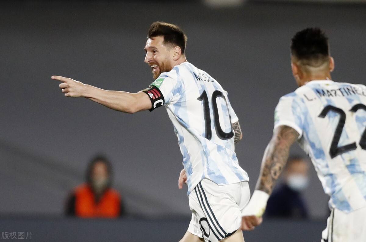 世预赛-梅西神仙球破门 德保罗劳塔罗建功 阿根廷3-0完胜乌拉圭？