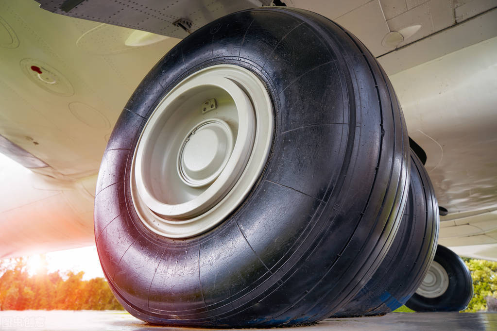 飞机轮胎不大,为什么能承载几百吨的机身?会不会爆胎?