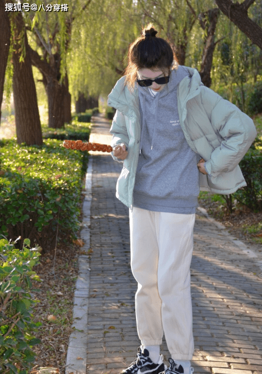 姐妹 今年流行“羽绒服＋小白裤”，保暖舒适又清爽，日常百搭不挑人