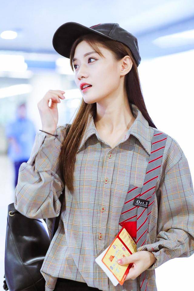 中性 陈意涵品味不一般！中长款格纹衬衫配黑色短裤中性洒脱，个性酷炫