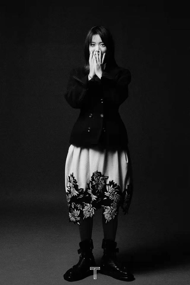 设计 冠军杨倩厉害了！跟超模吕燕合体拍大片一点不输，穿一身黑好高级