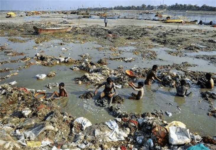 为什么印度人在飘满垃圾的恒河里游泳不嫌脏呢？让神话来回答你