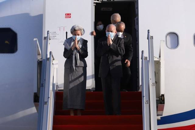 压群芳 66岁柬埔寨公主亮相电影节！一袭灰裙艳压群芳，85岁太后气质更绝