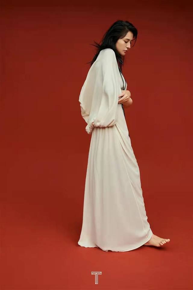 设计 冠军杨倩厉害了！跟超模吕燕合体拍大片一点不输，穿一身黑好高级