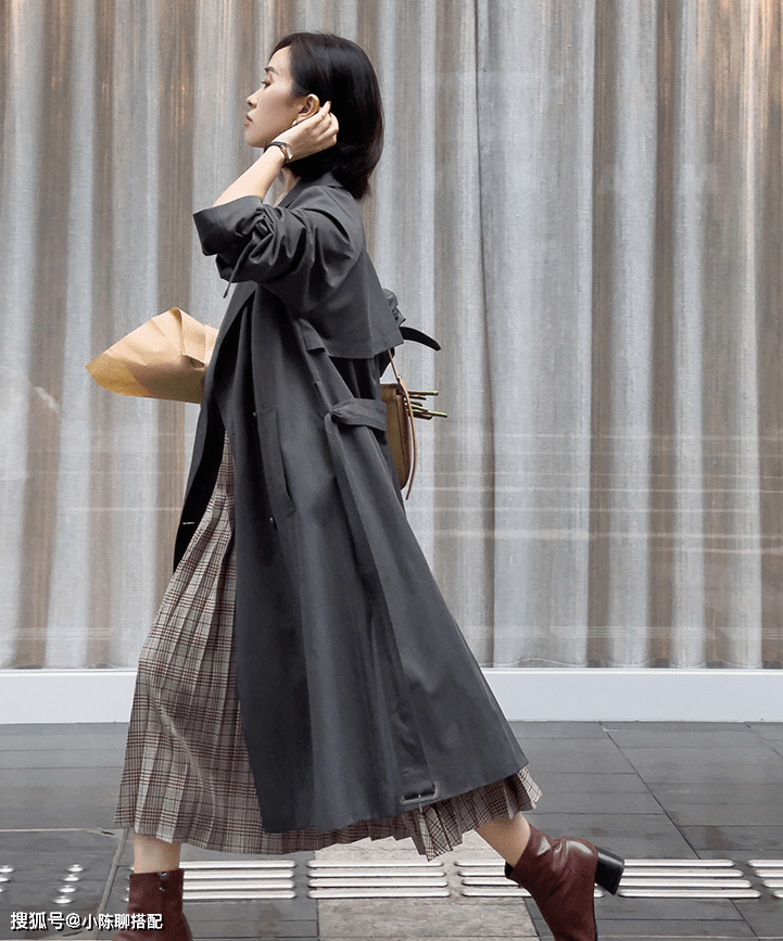 质感 50+女人爱穿的长裙,和毛衣搭配起来最温柔!记住这3点优雅显贵