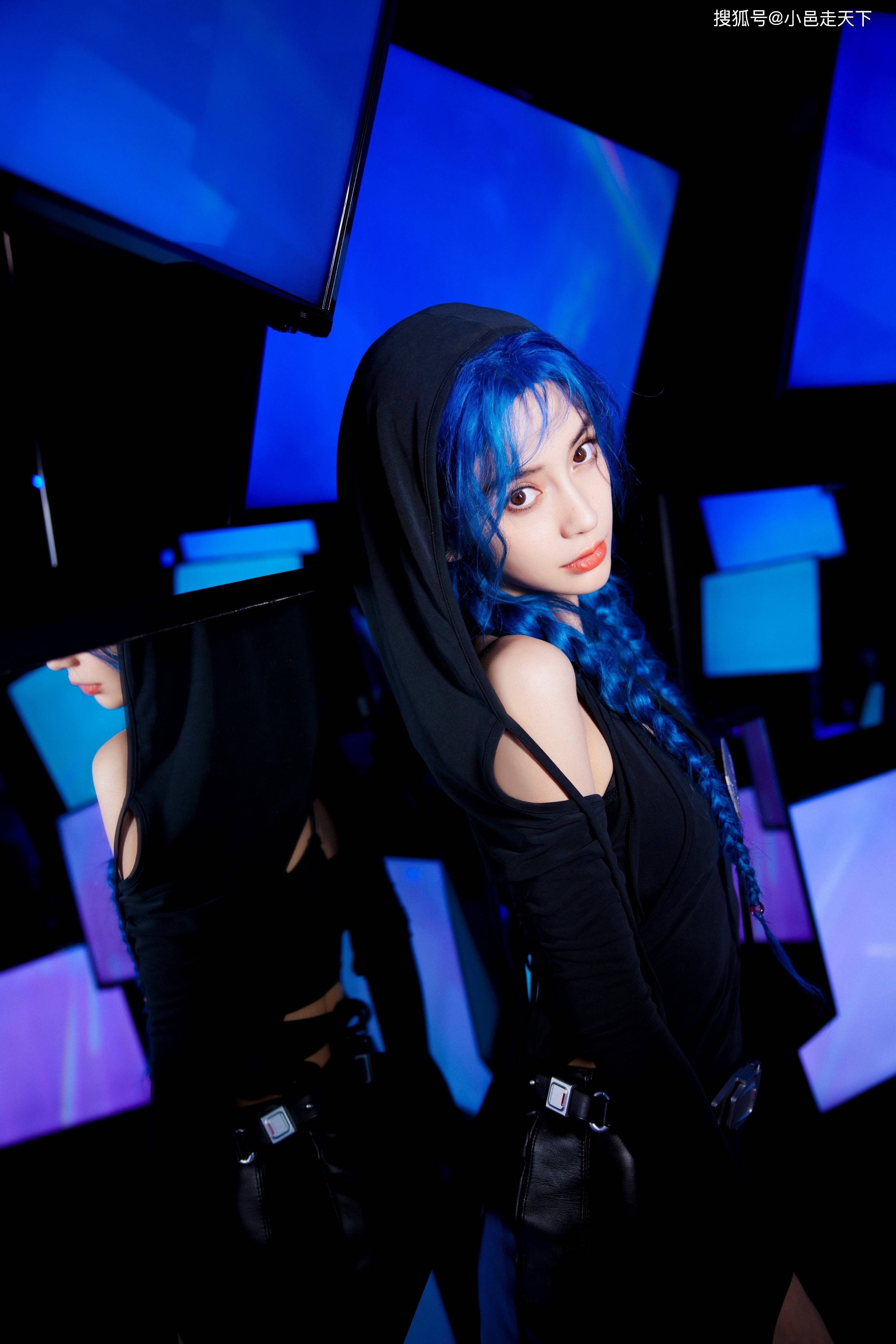 杨颖蓝色长发性感写真