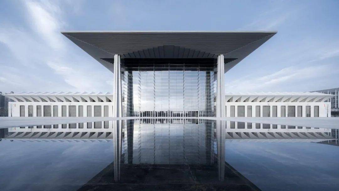 屋顶大型公共建筑设计：西安丝路国际展览中心案例