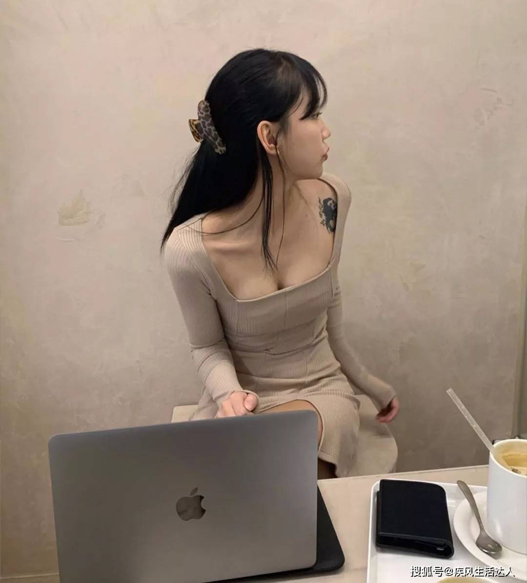 黑色 百搭“All Black”这样穿搭出多层次！韩国网红用这些小技巧搭出特色！