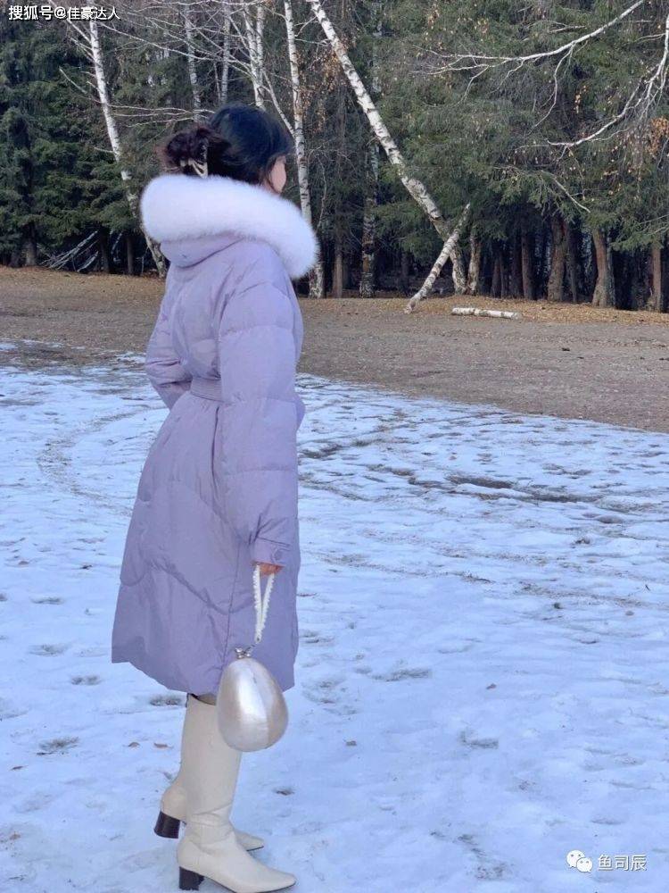 毛衣 冬天想要穿出高级感？灰色大衣搭配粉色毛衣高级又时尚，漂亮大方