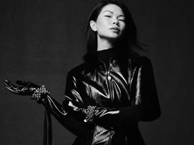 设计 冠军杨倩厉害了！跟超模吕燕合体拍大片一点不输，穿一身黑好高级