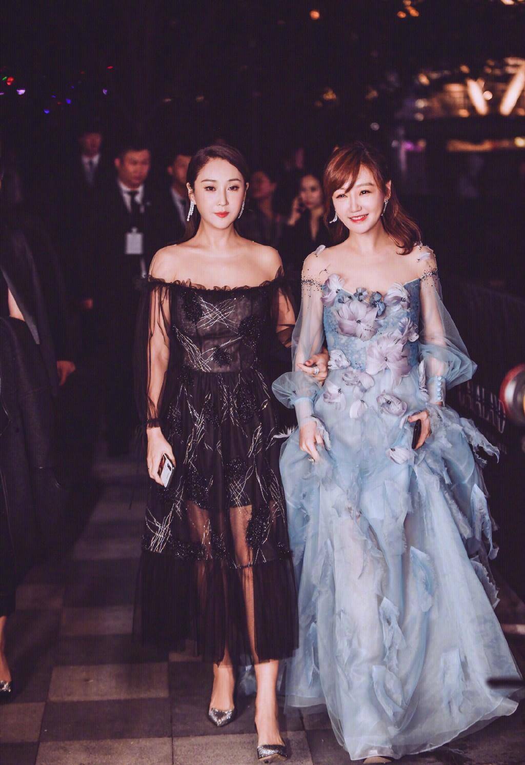 女友 她是胡歌前女友,穿T恤配长裙现身,微笑甜美似20岁少女