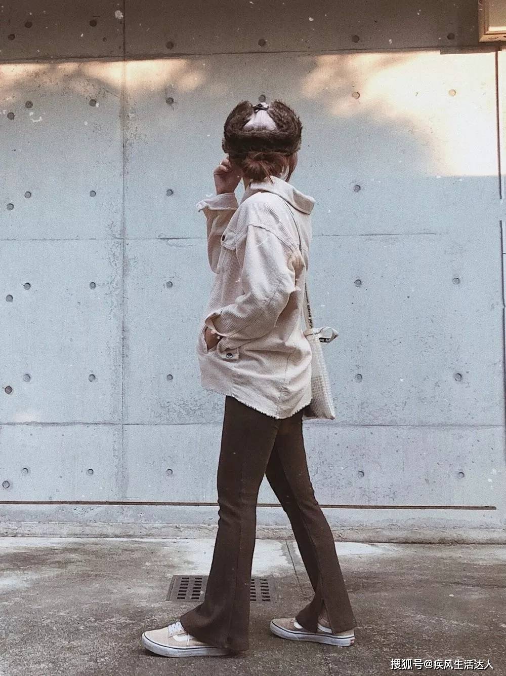 米色 演绎随性自在的复古魅力!日本女生这个秋冬都换上了喇叭裤