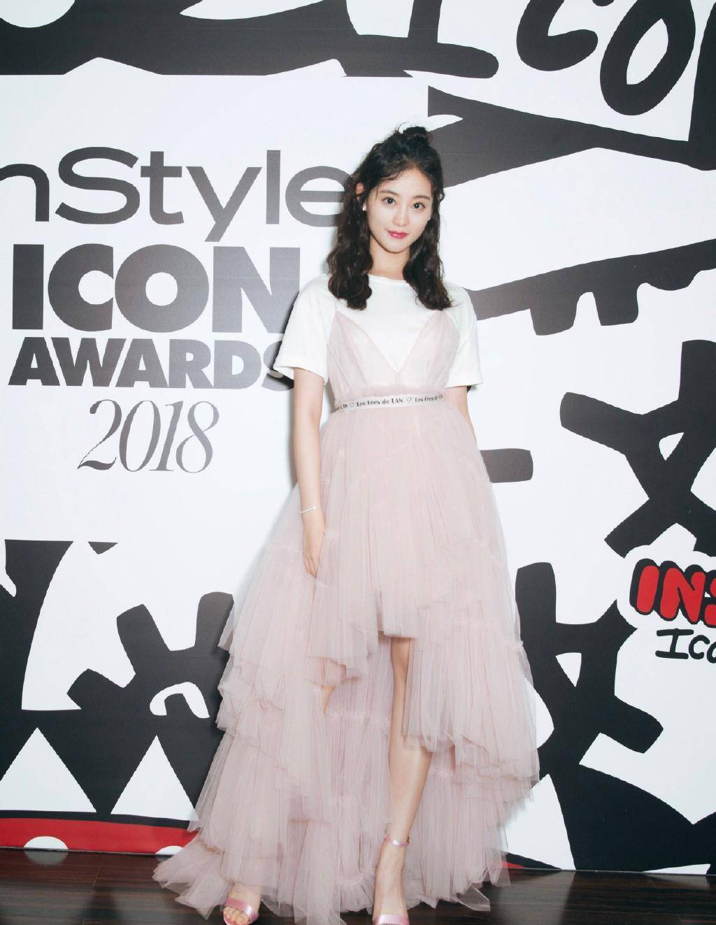 高跟鞋 她是《倚天屠龙记》周芷若,穿格纹外套配8分裤,双腿亲民太抢镜