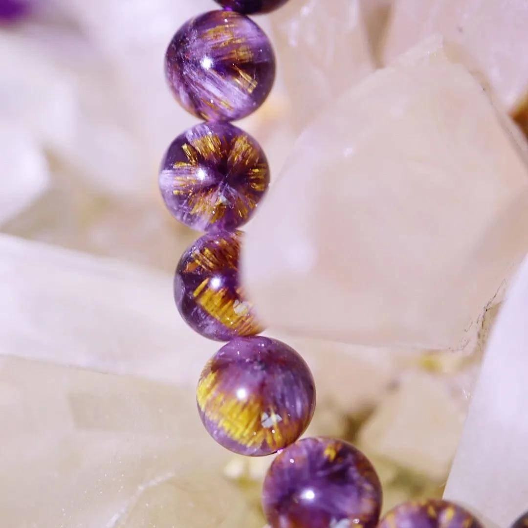 紫钛晶的内含物好似金色羽毛，财运水晶的作用及挑选！