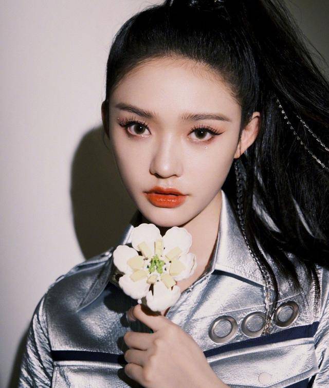 链条 林允不愧是星爷看中的人,穿衬衫裙秀腿不说,钻石链条马尾成亮点