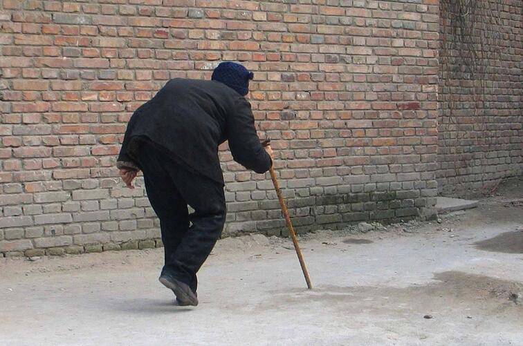 驼背的真正原因是什么呢?