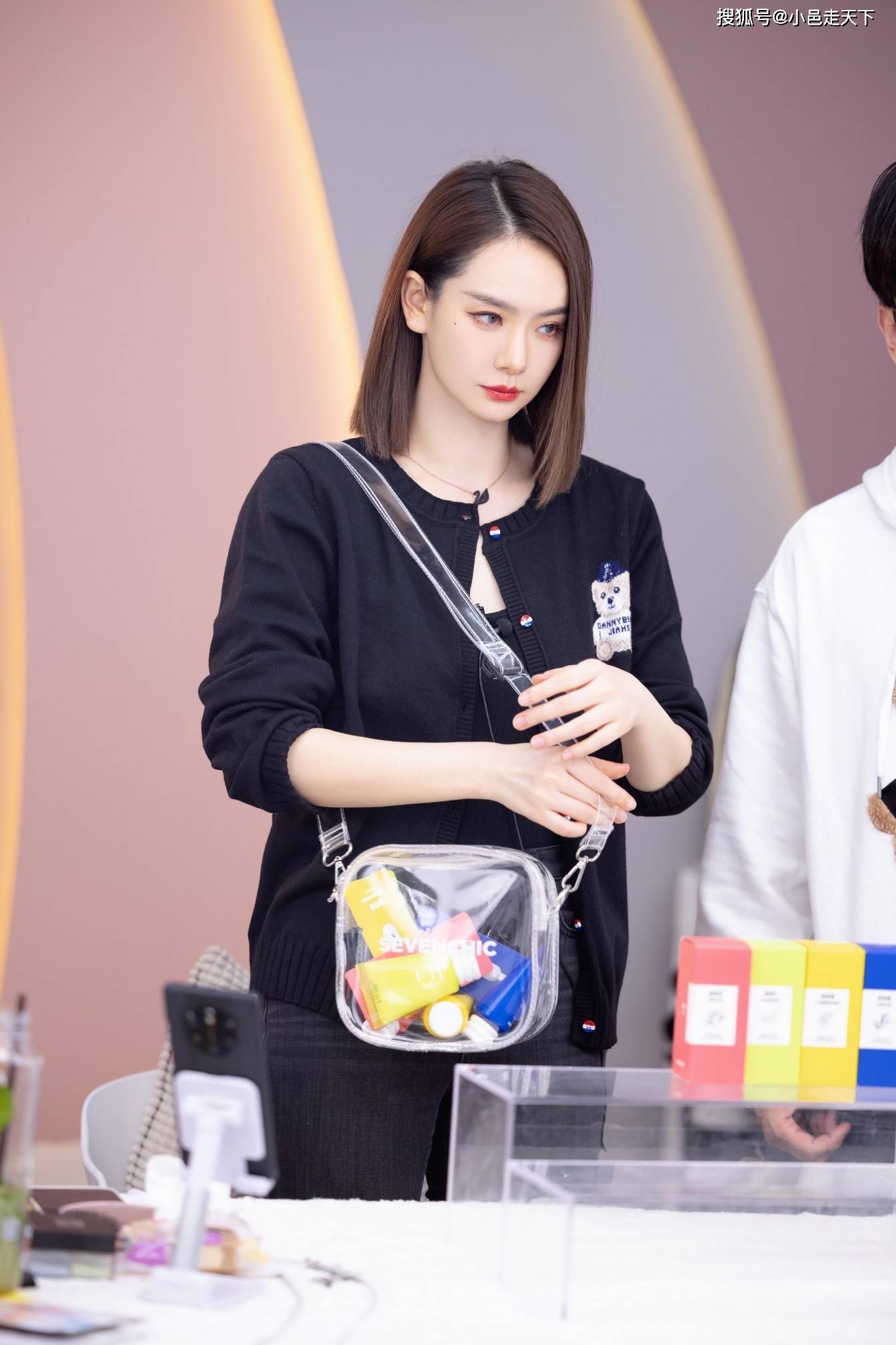 戚薇直播间特写镜头合集