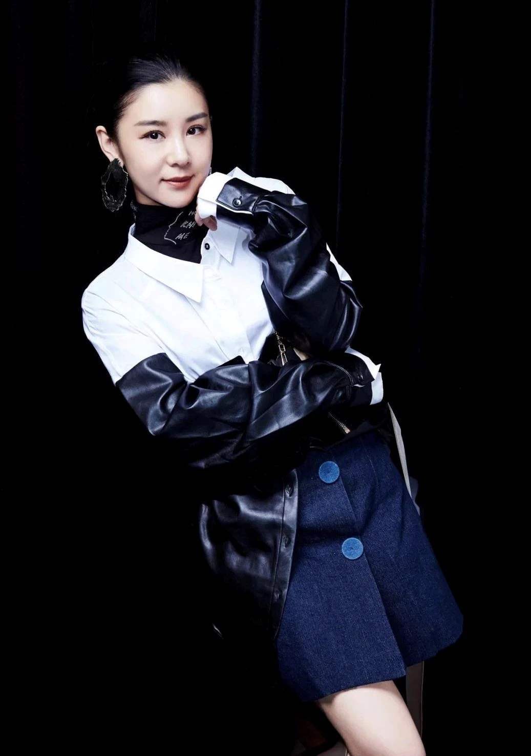 原创李小萌港风打扮好惊艳,一头波浪长发气质都变高级了