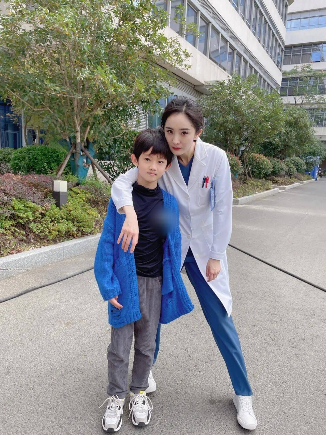 杨幂穿白大褂生图曝光,脸与小孩一样大,筷子腿镜头差点装不下!_白宇