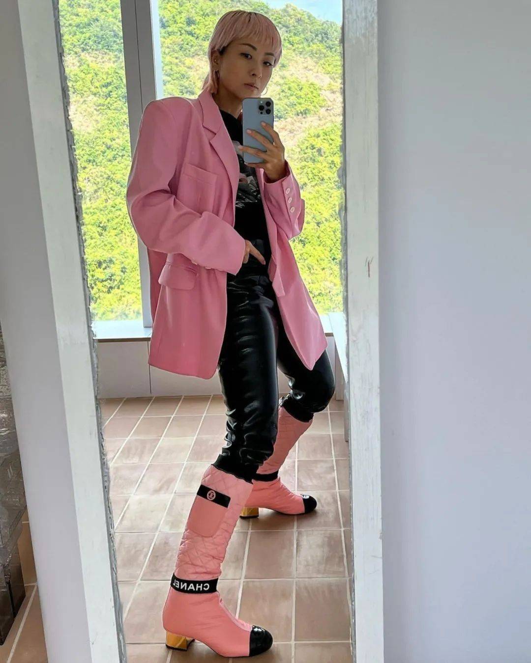 陈奕迅老婆晒女儿近照,17岁陈康堤秀半截长腿,网友:好像啤酒妹