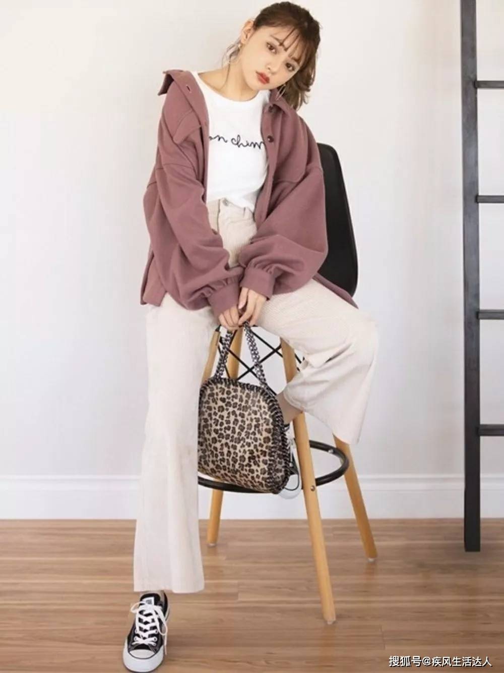 米色 演绎随性自在的复古魅力!日本女生这个秋冬都换上了喇叭裤