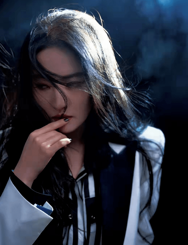 中性 刘亦菲被LV宠成女王!穿蓝色高腰皮裤看秀难得霸气一回,瘦了好多