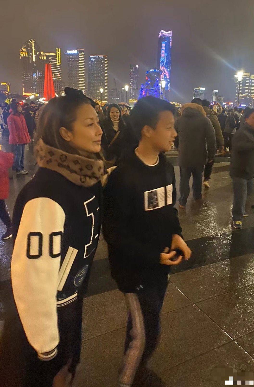 显得孙悦回老家探亲，素颜秃眉不掩饰瑕疵，自然脸是老但看着舒服！