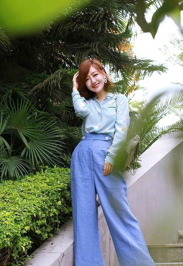 女友 她是胡歌前女友,穿T恤配长裙现身,微笑甜美似20岁少女