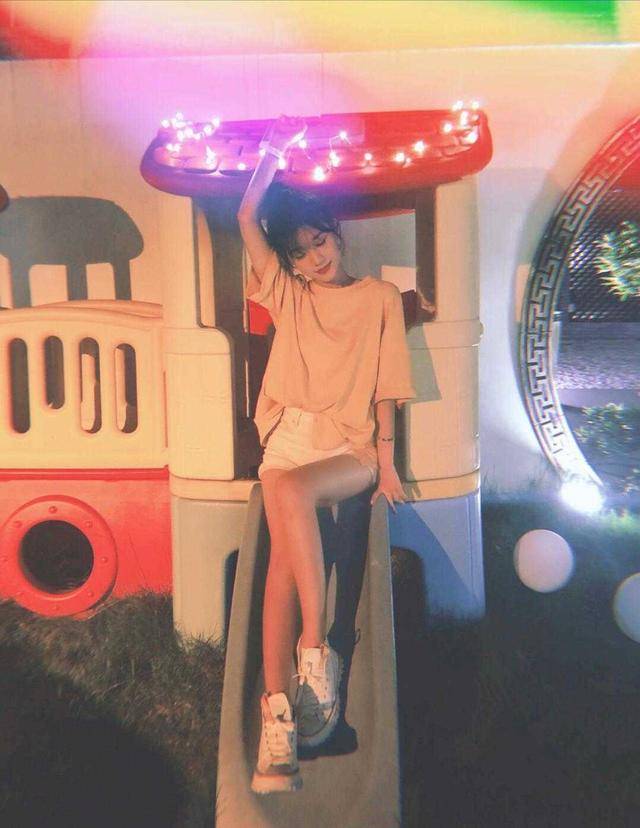 中性 陈意涵品味不一般！中长款格纹衬衫配黑色短裤中性洒脱，个性酷炫