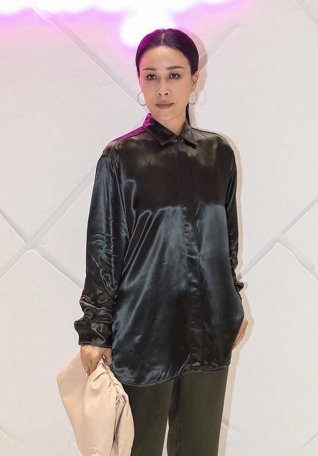 高跟鞋 52岁那英一点不服老！黑色缎面衬衫干练高级，穿红色高跟鞋太抢眼