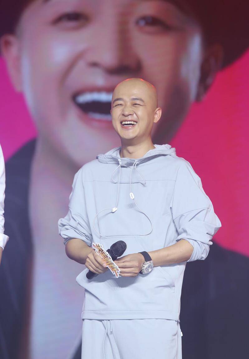 笑容甜美、侧身坐在张翰的身边江姐的简介
