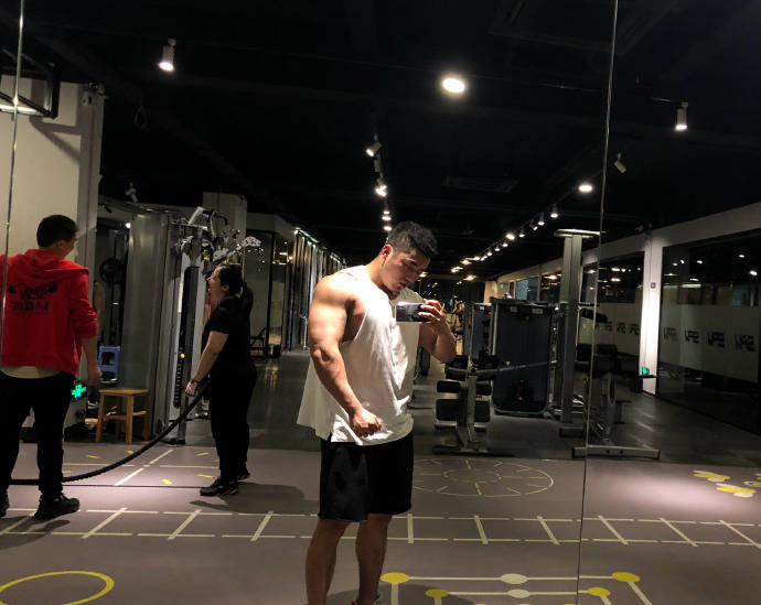 霸氣男友臂，帥氣公狗腰，25歲保定小伙擼鐵鍛造滿身肌肉，真帥氣！ 健身減肥達人 第5张