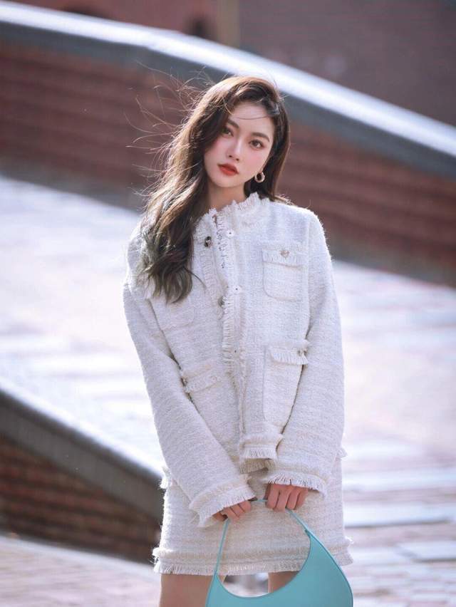整体 如果你是精致女人，就不能错过“小香风套装”，照着穿就有好气质