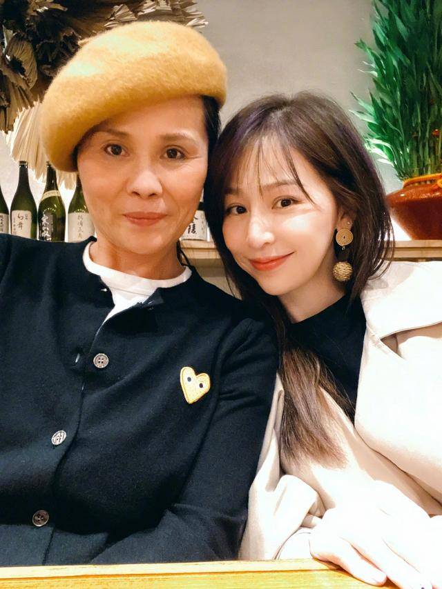 长发|王心凌母女郊游,白毛衣配丸子头显俏皮,王妈妈长发披肩有女神范