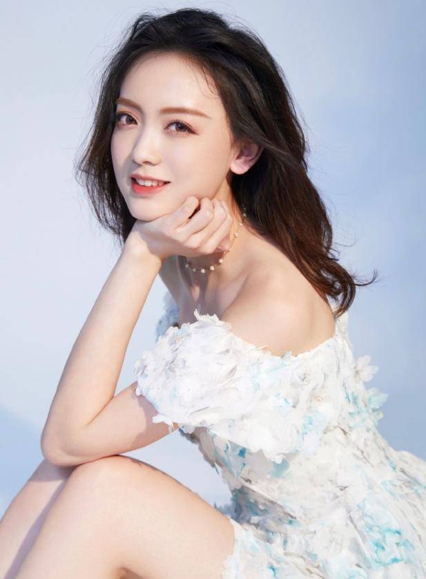 身材 灵儿长相甜美 穿搭清纯,一袭立体花朵连衣裙优雅大气,青春靓丽