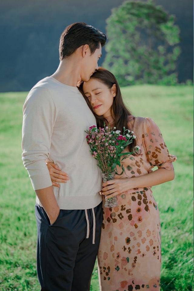 迫降|玄彬针织穿出暖男范，孙艺珍碎花裙少女感十足，这低头一吻太甜了