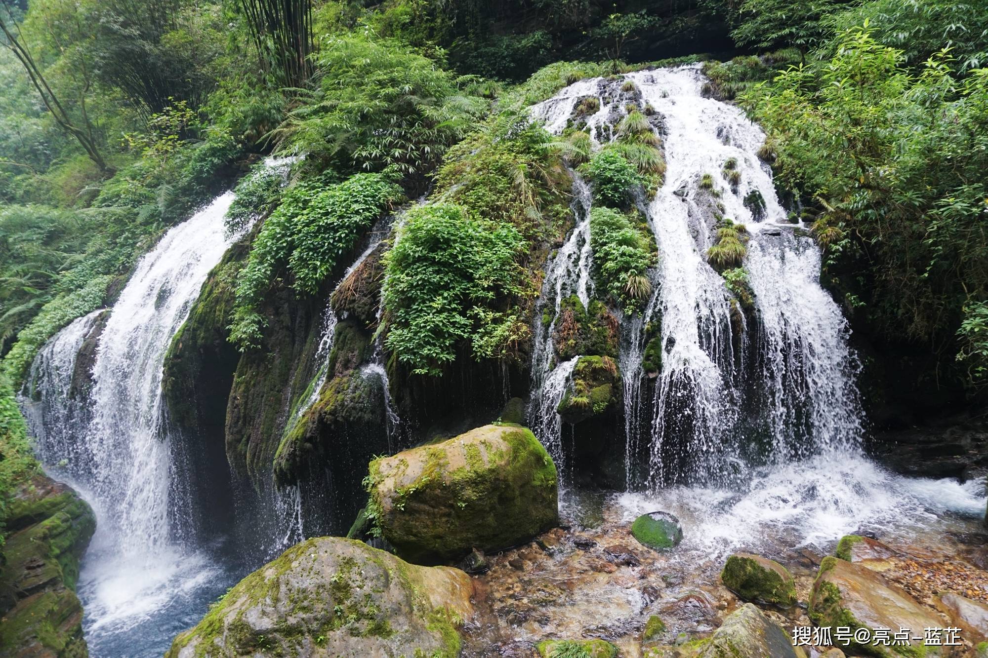 龙进溪是三峡人家最具风情的部分,也是整个景区最适合拍照的地方.