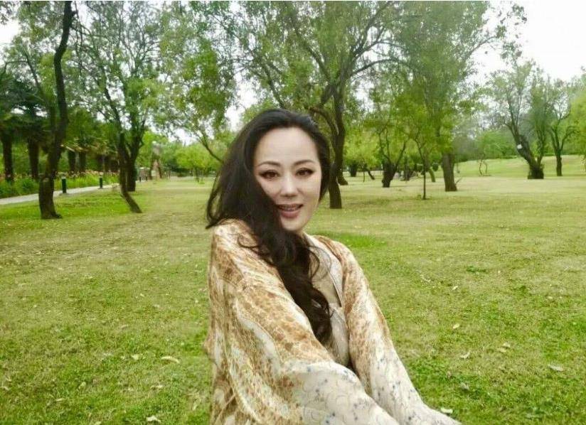 生活 章小蕙低调走红毯，穿黑色蕾丝配波浪卷发，57岁了依然风韵犹存