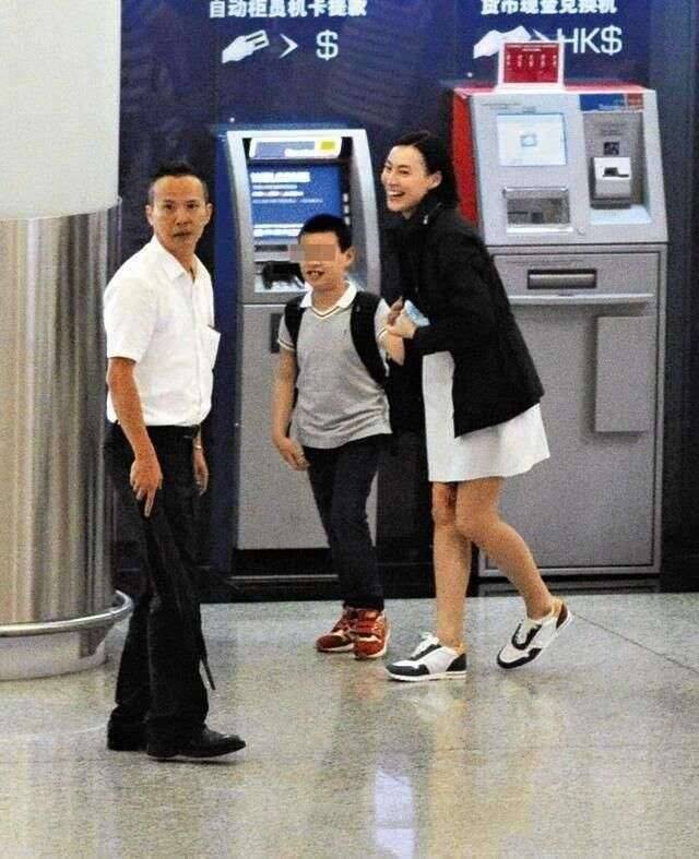 感觉离了美颜滤镜，梁洛施脸松弛发腮明显，才33就成了地道的老阿姨！