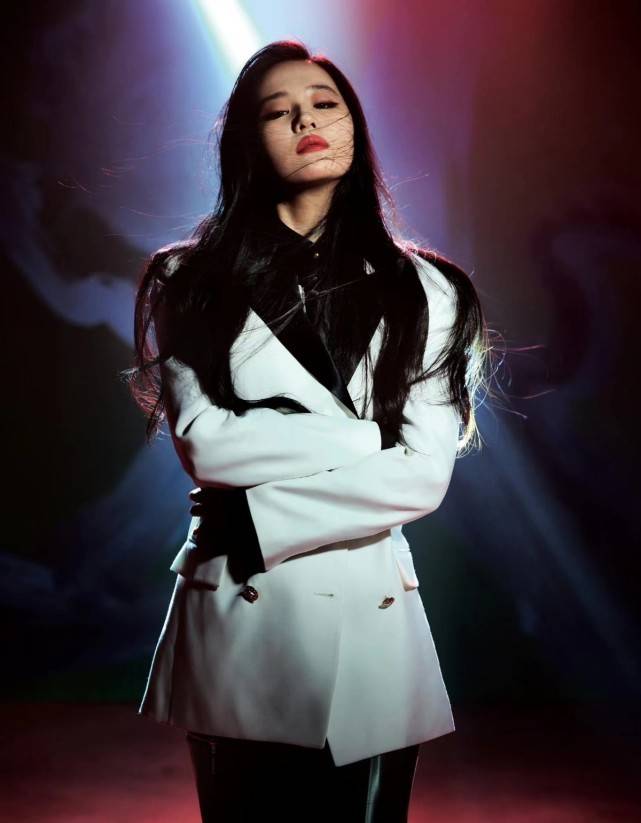 皮质 刘亦菲代言人气场全开！皮裤搭西装罕见不出错，绝美容颜不容小觑